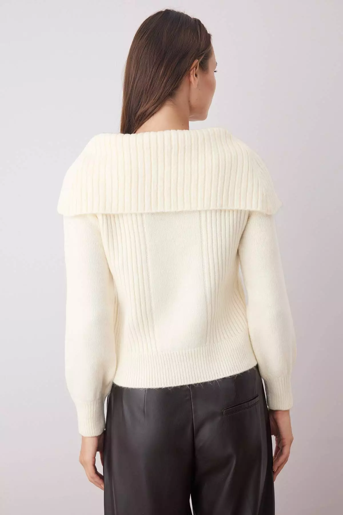 Ecru Soft Texture Turn-Down Collar Knitwear Sweater Twoaw26Kz00024