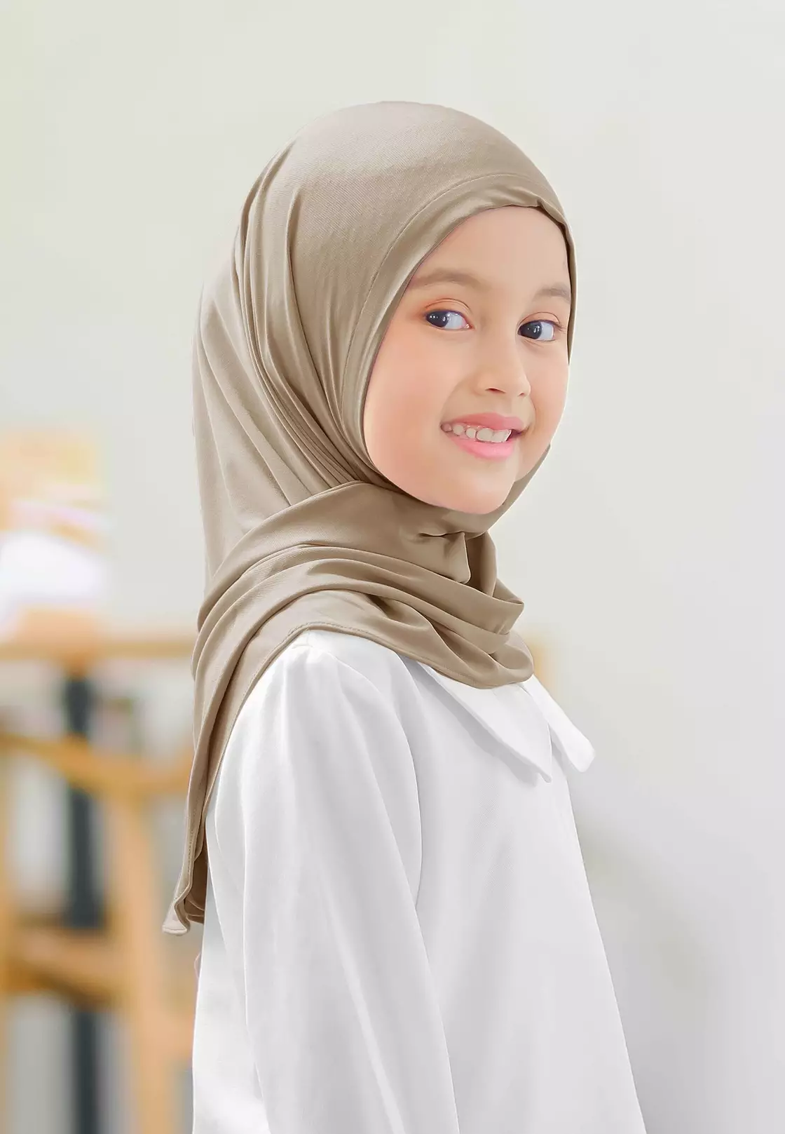Cotton Bee - Cyra Bergo Kancing | Hijab Instan Anak - Ice Mocha - M