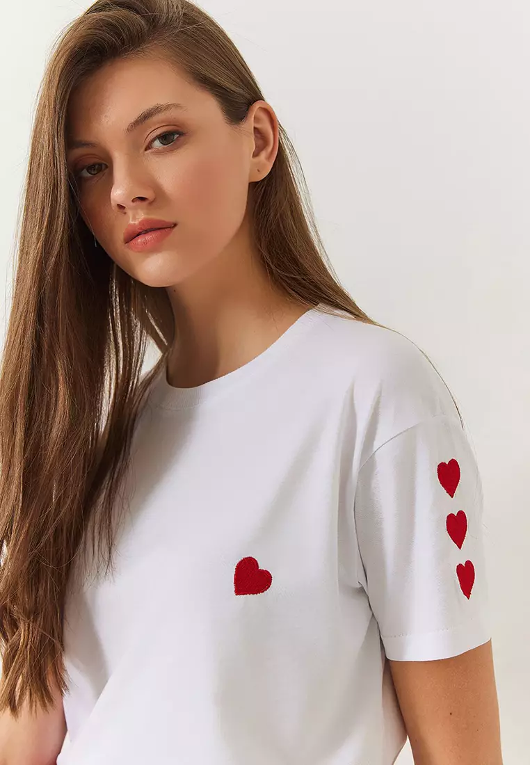Women's Heart Embroidered T-Shirt 60602008