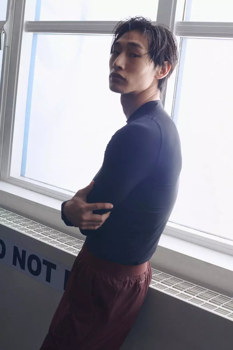 Mid-length sports shorts with DryMove™