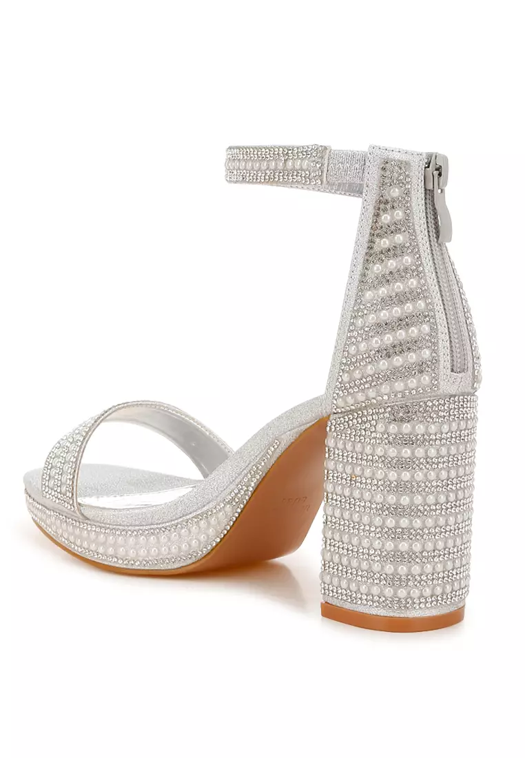 Sandal Berlian Imitasi Dan Hiasan Mutiara dalam Warna Perak