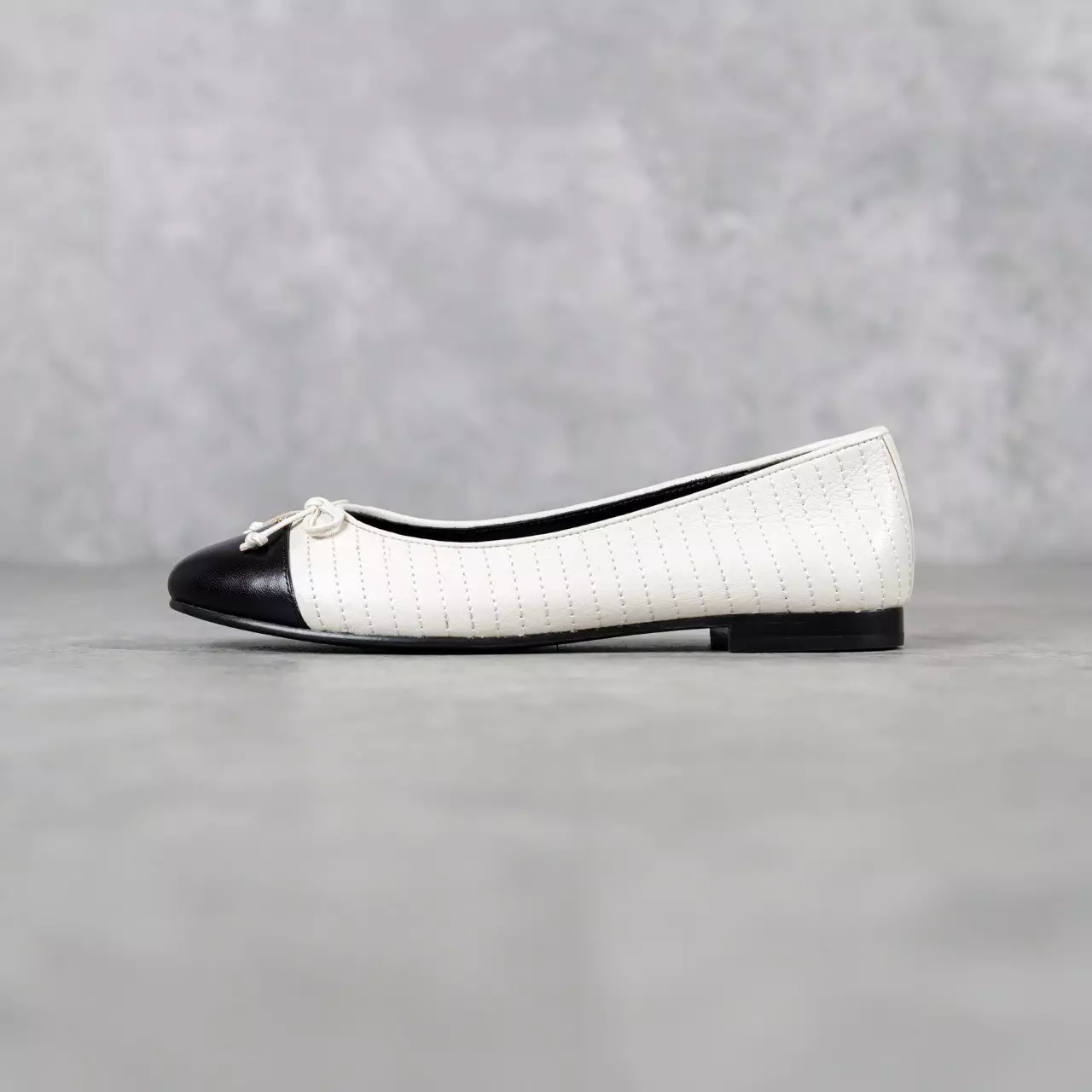 Sepatu TORY BURCH TOE BALLET QUILTED LEATHER HALF BLACK WHITE FLAT SHOES 100% ORIGINAL