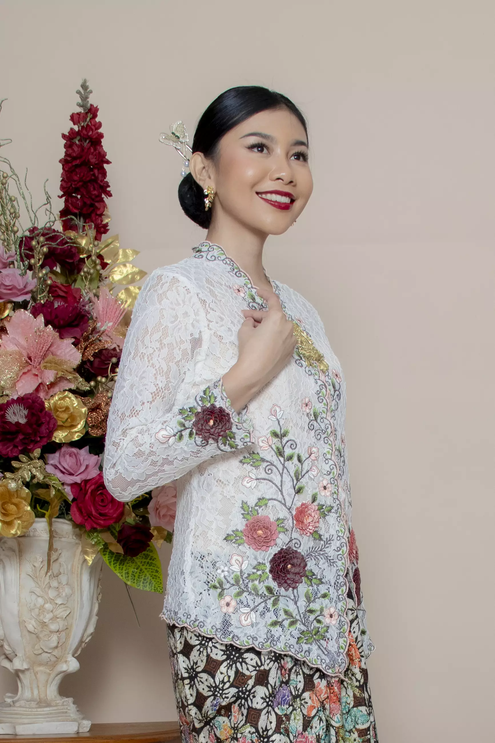Kebaya Brokat Roses 3 Dimensi in White Color