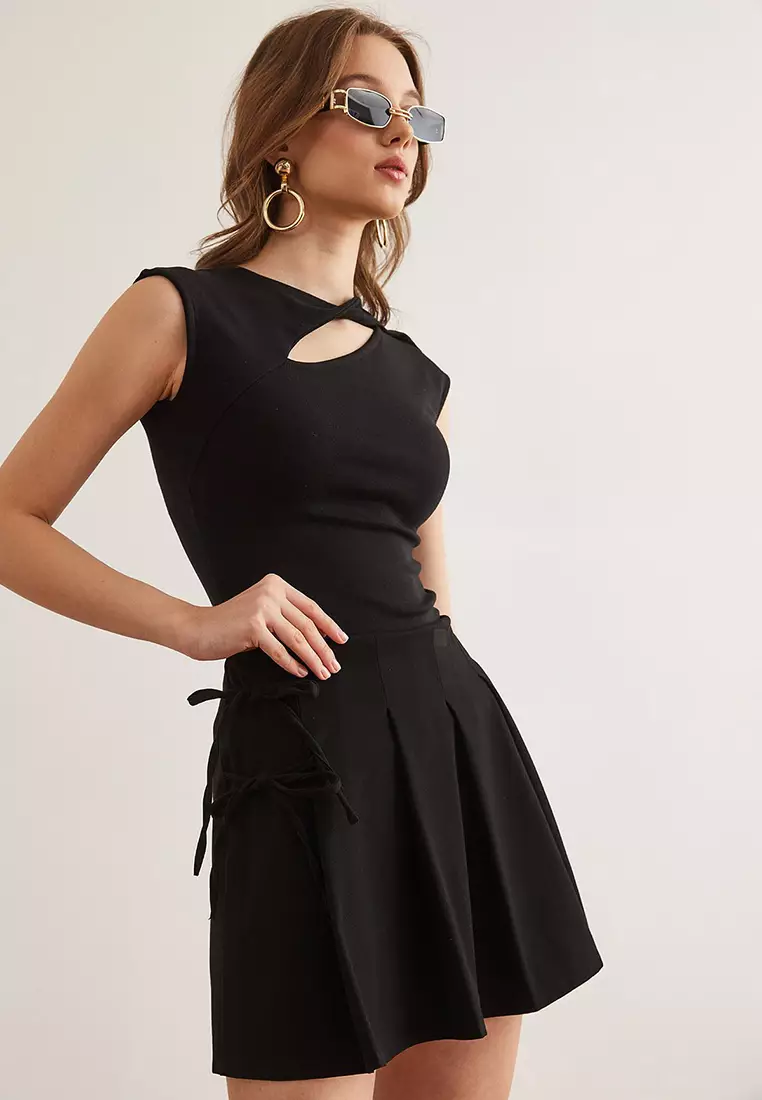 Side Lace Detailed Pleated Zippered Mini Skirt