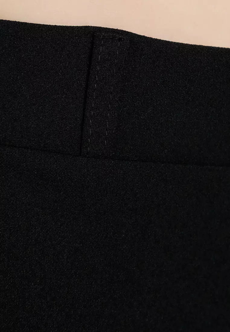 Celana Potong Hitam Menyala