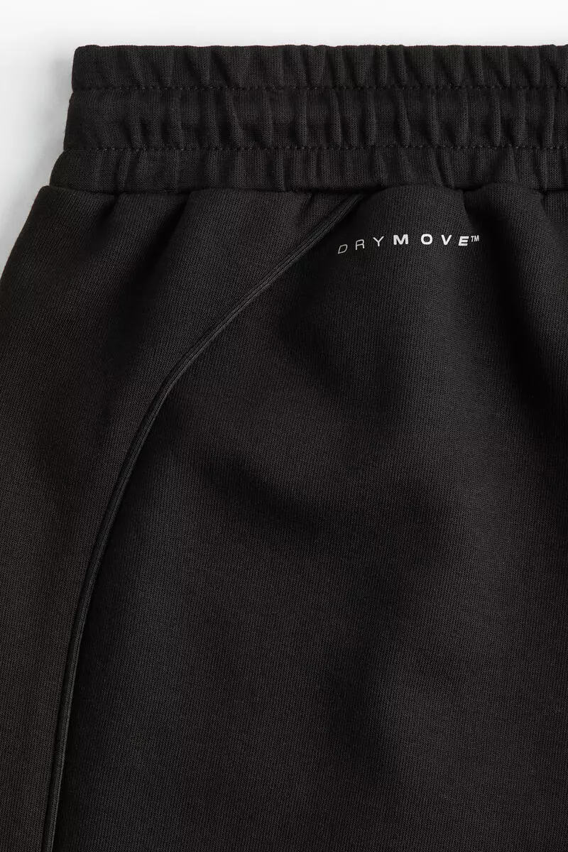 Loose Fit Sports shorts with DryMove™