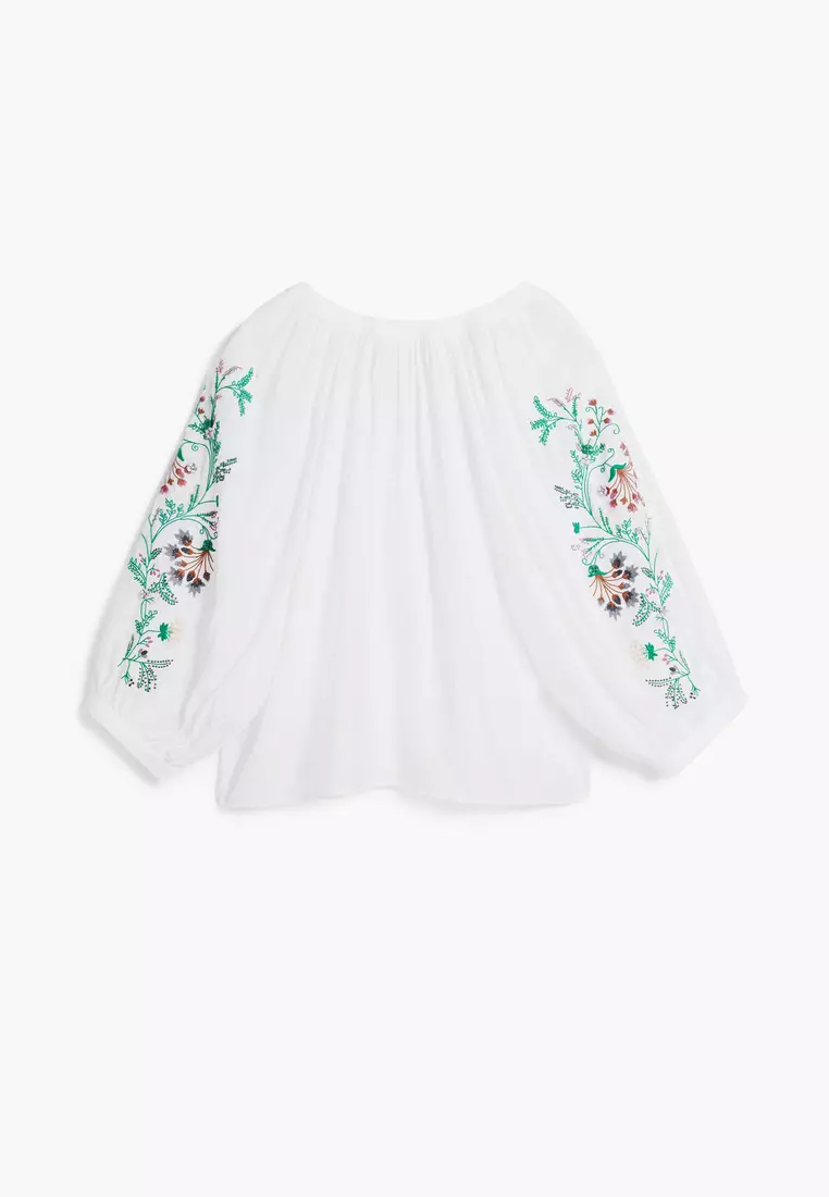 Buttoned blouse with embroidery