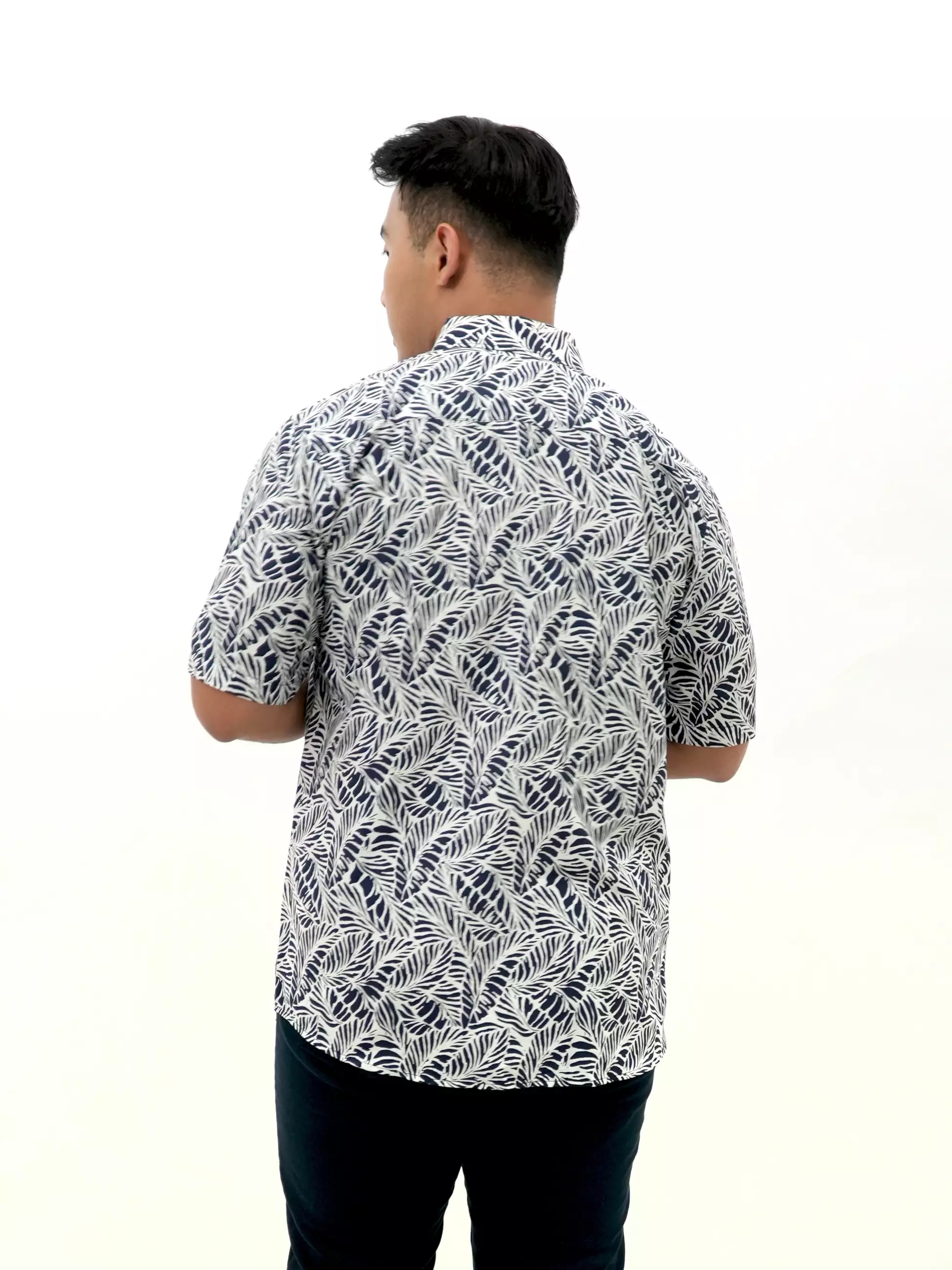 Kemeja Lengan Pendek Putih Navy Motif Daun 16846