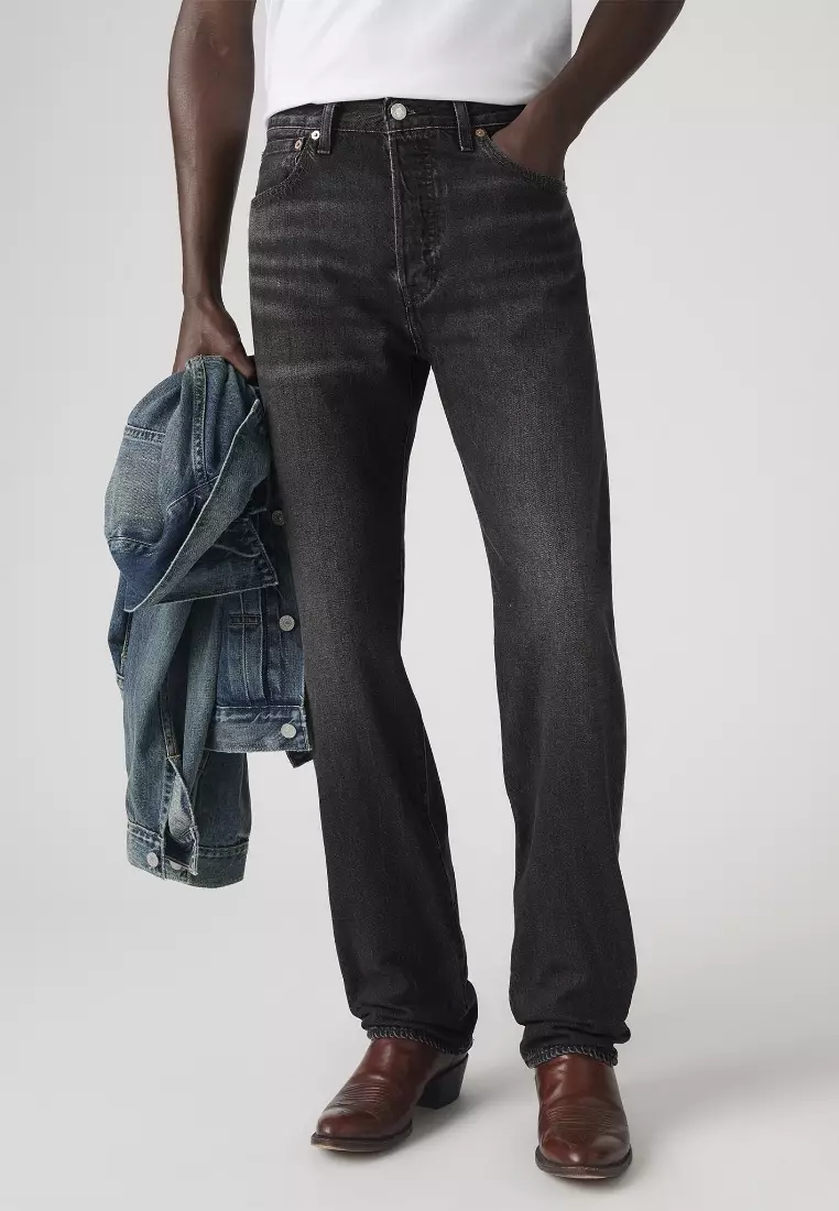 Xotin pantiesini yechdi va sperma uning mushukidan oqib chiqdi.