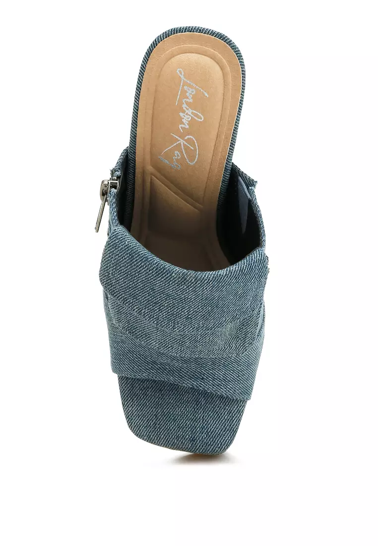 Sandal dengan detail kantong denim