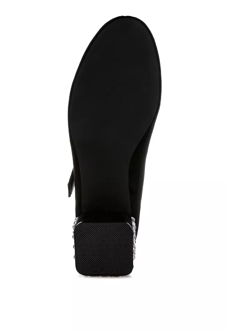 Sepatu Mary Jane bertabur paku berwarna hitam