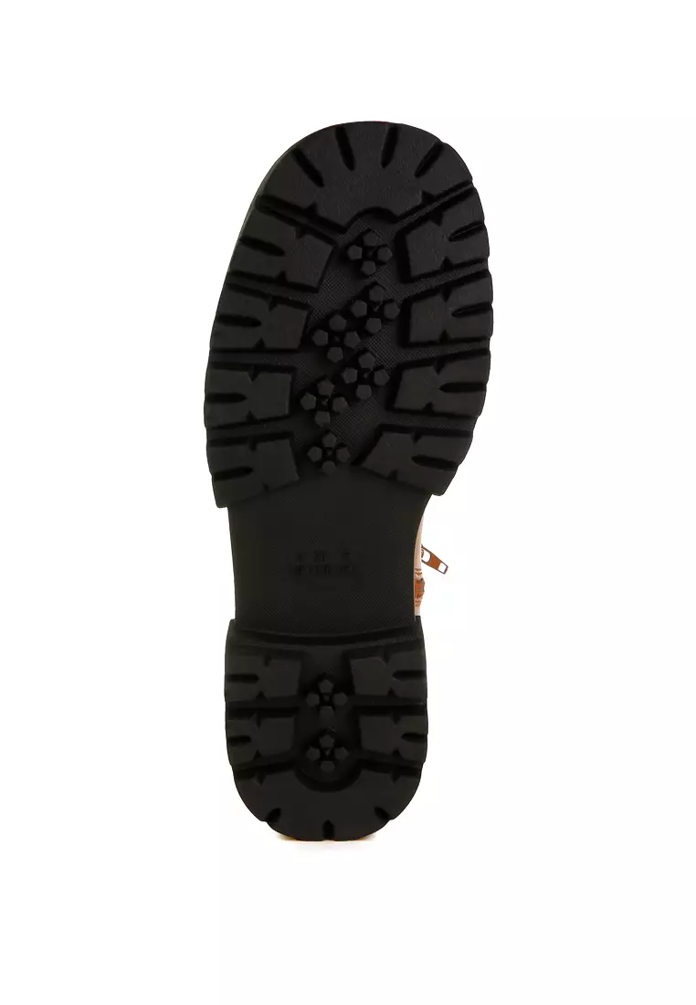 Sepatu bot dengan sabuk gesper warna cokelat