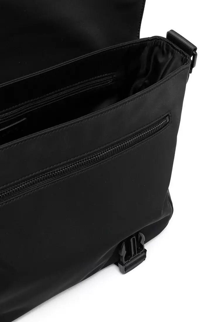 Be Icon Messenger Bag in Black