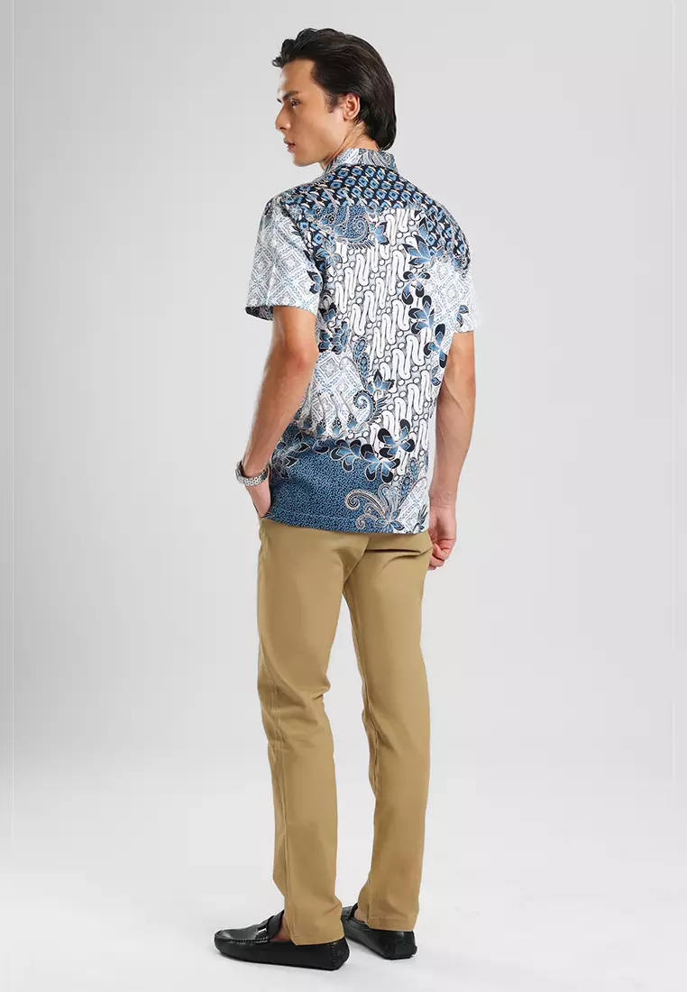 MANZONE - Kemeja Batik Lengan Pendek Pria Wira Modern Fit - Light Blue Warna Light Blue