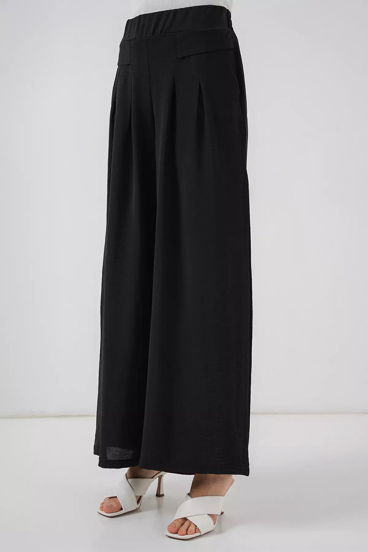 Wide Leg Pleated Trousers