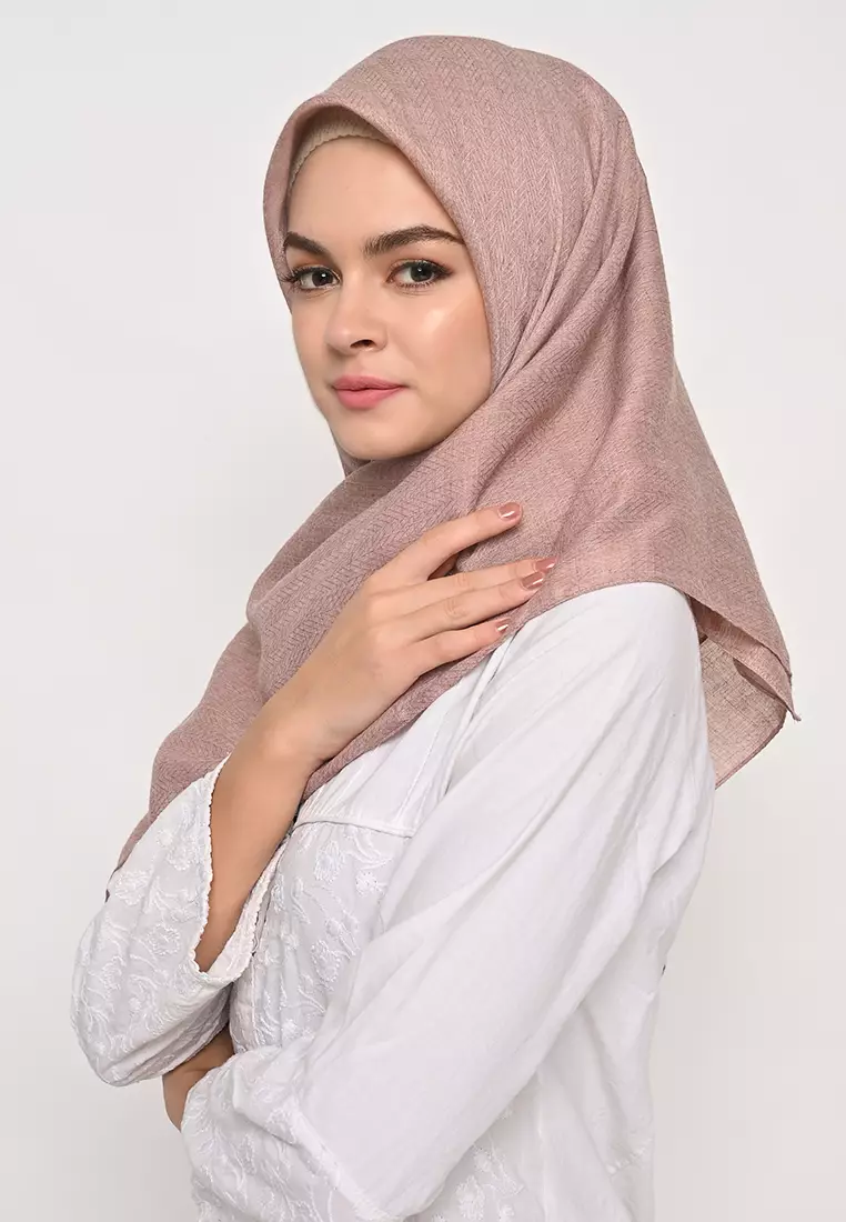 Segi 4 Voal Zaffron Jahit Tepi Rosybrown