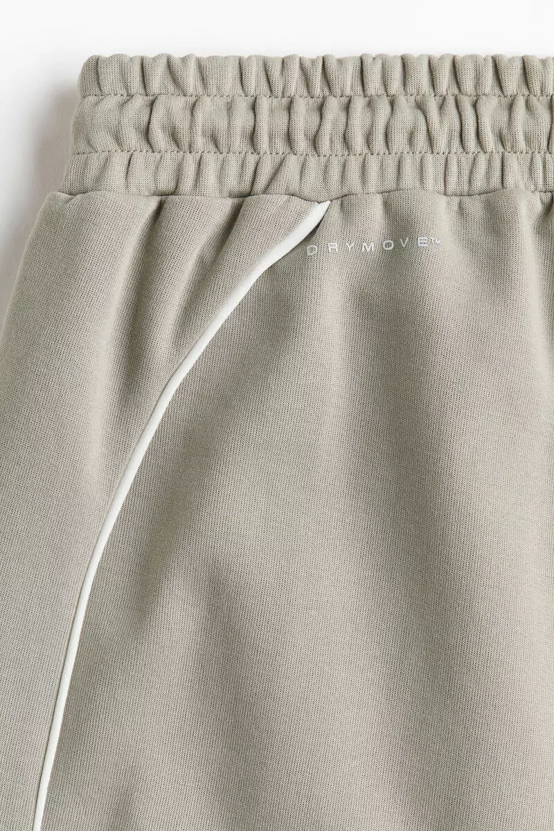 Loose Fit Sports shorts with DryMove™