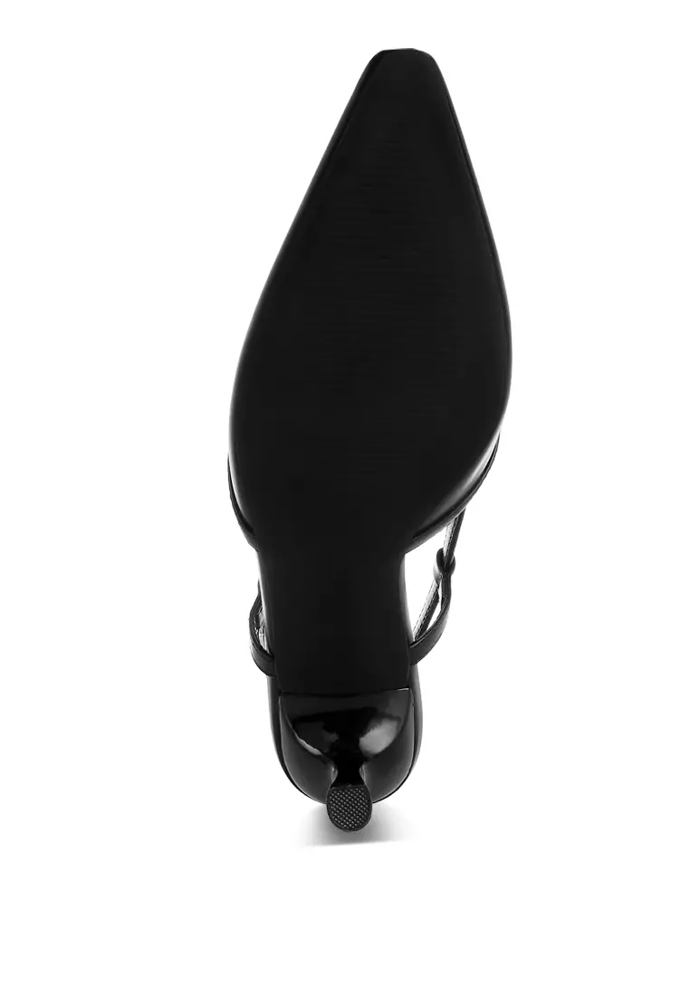 Sepatu hak anak kucing dengan gesper pin di bagian belakang berwarna hitam