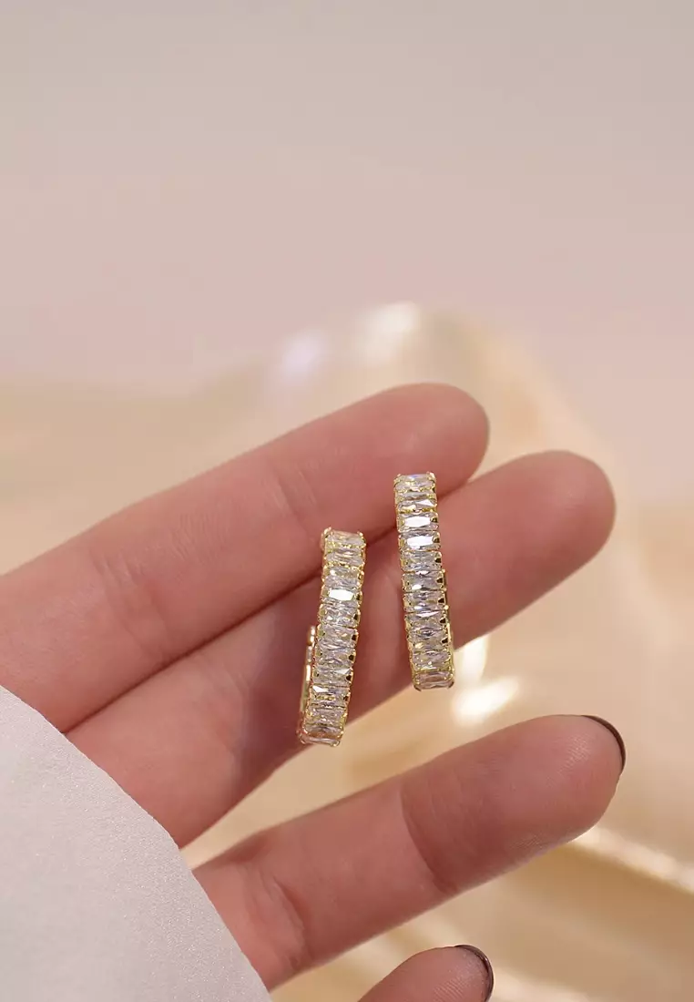 Jenna J-Hoop Earrings in Gold