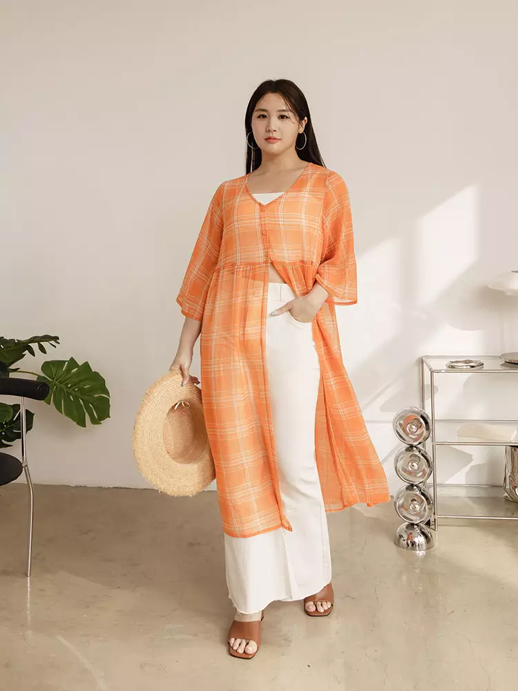 雲朵自訂款-微透膚格紋V領五分袖長版罩衫《EA3654》