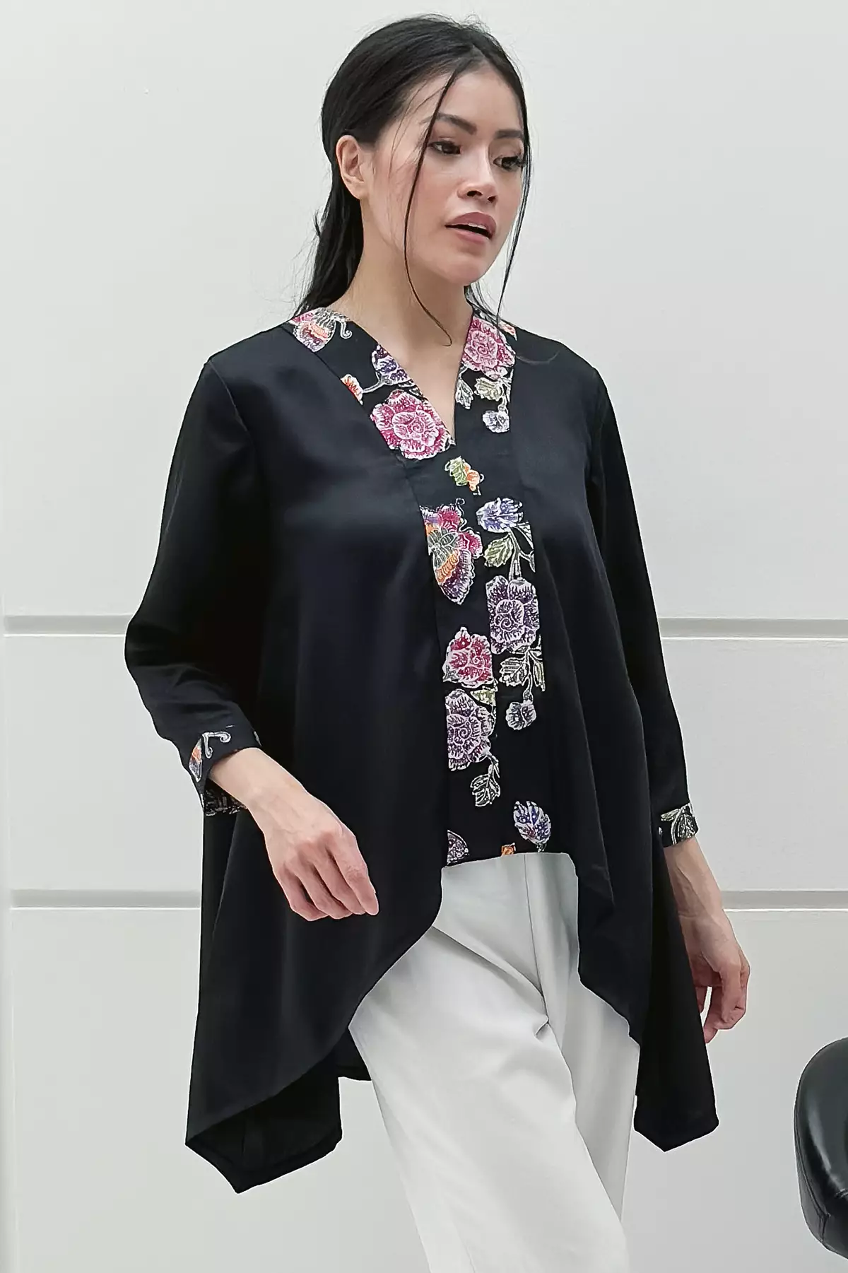 Batari Batik Encim Hitam Kebaya Asimetris