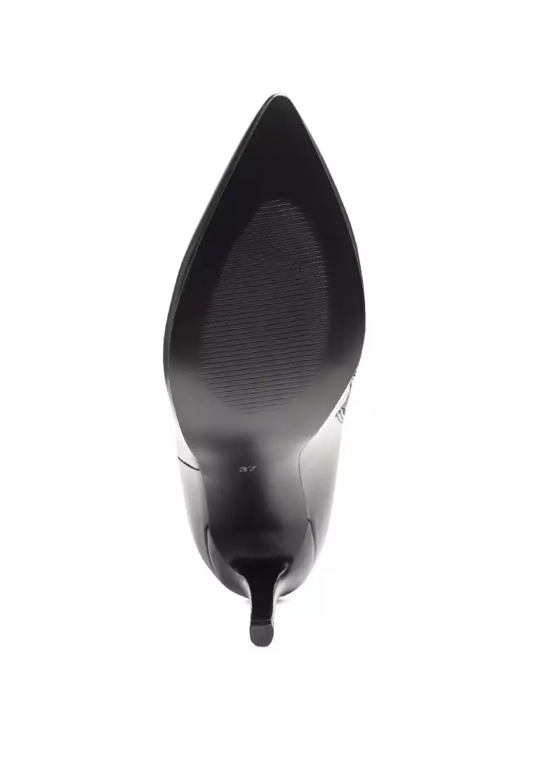 黑色人造皮革鉚釘肩帶細節細高跟鞋