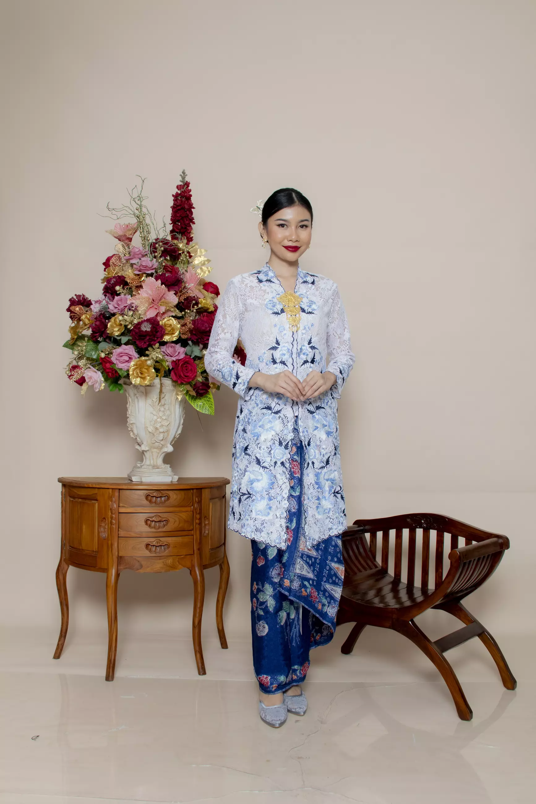 Kebaya Panjang Kupu Setaman Embroidery dalam warna Putih