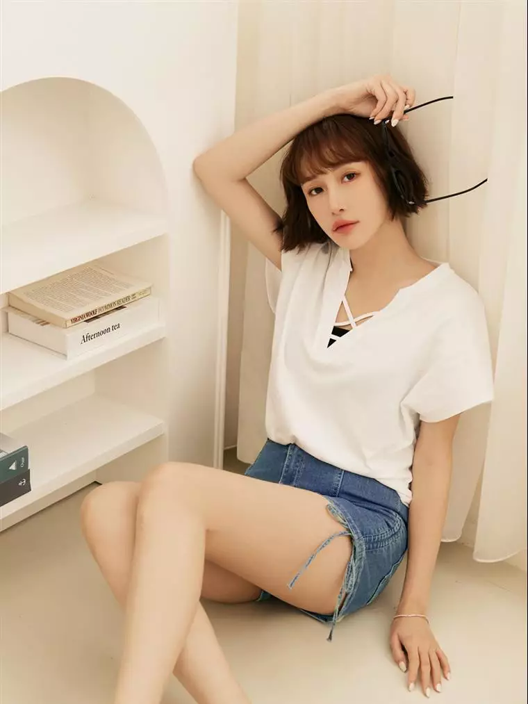 Solid color cotton cross V-neck curved hem short-sleeve top [AB18726]