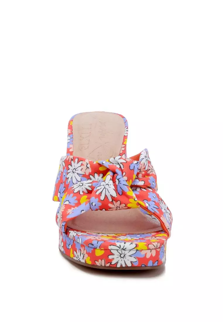 Sandal Tumit Blok Segitiga Bunga Merah