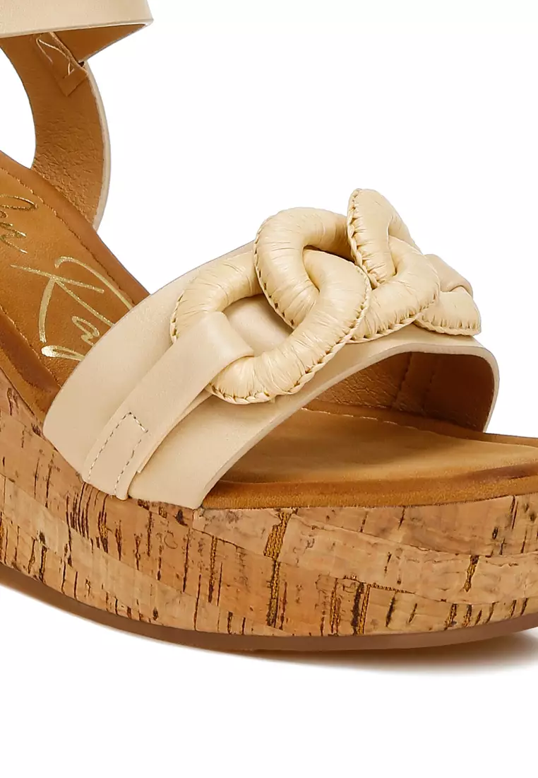 Wedges Gesper Pin Rantai Bantalan dalam warna Krem