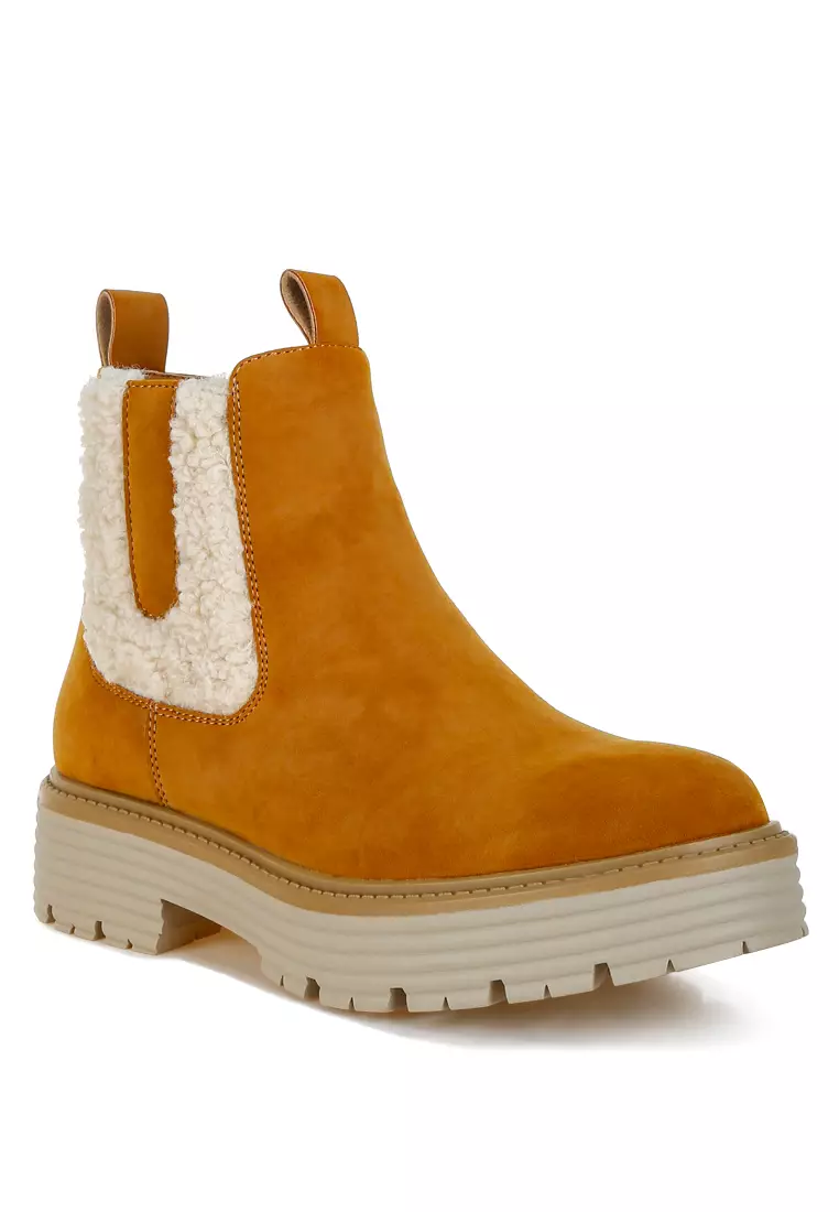 Sepatu Bot Tebal Berdetail Bulu Palsu Warna Coklat Muda