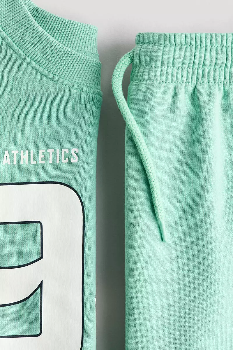 2-piece sweatshirt and joggers set