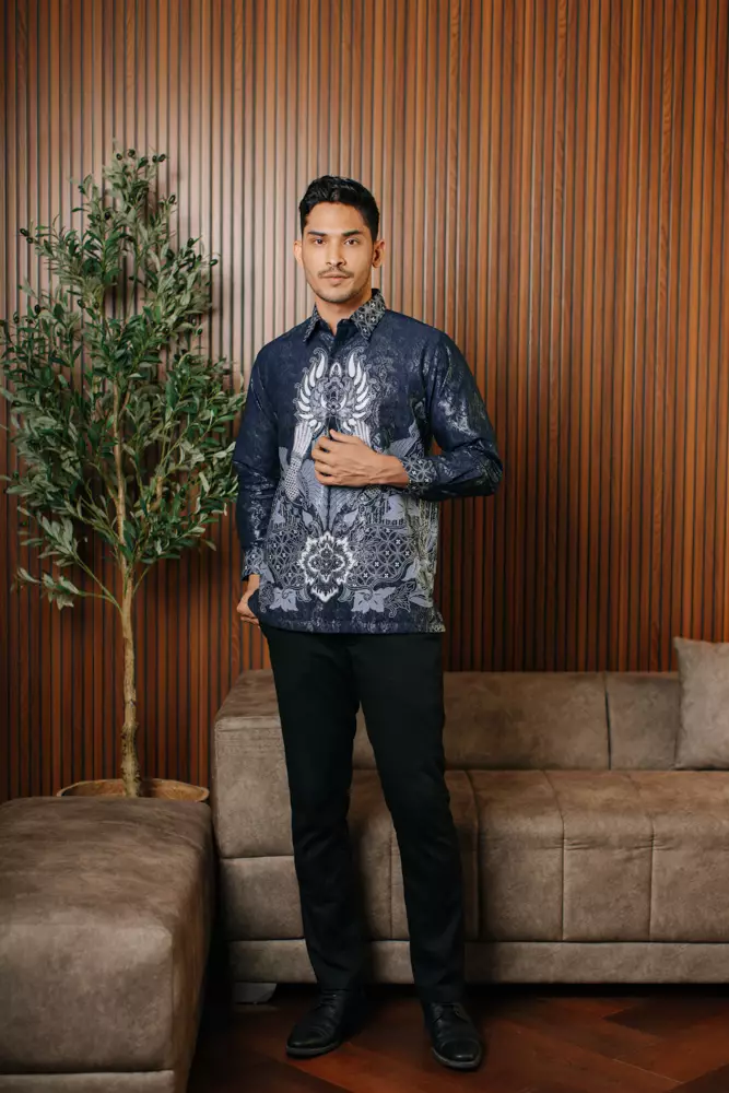 Gantari Navy Blue Kemeja Batik Pria Furing Regular Fit Lengan Panjang Katun Foil