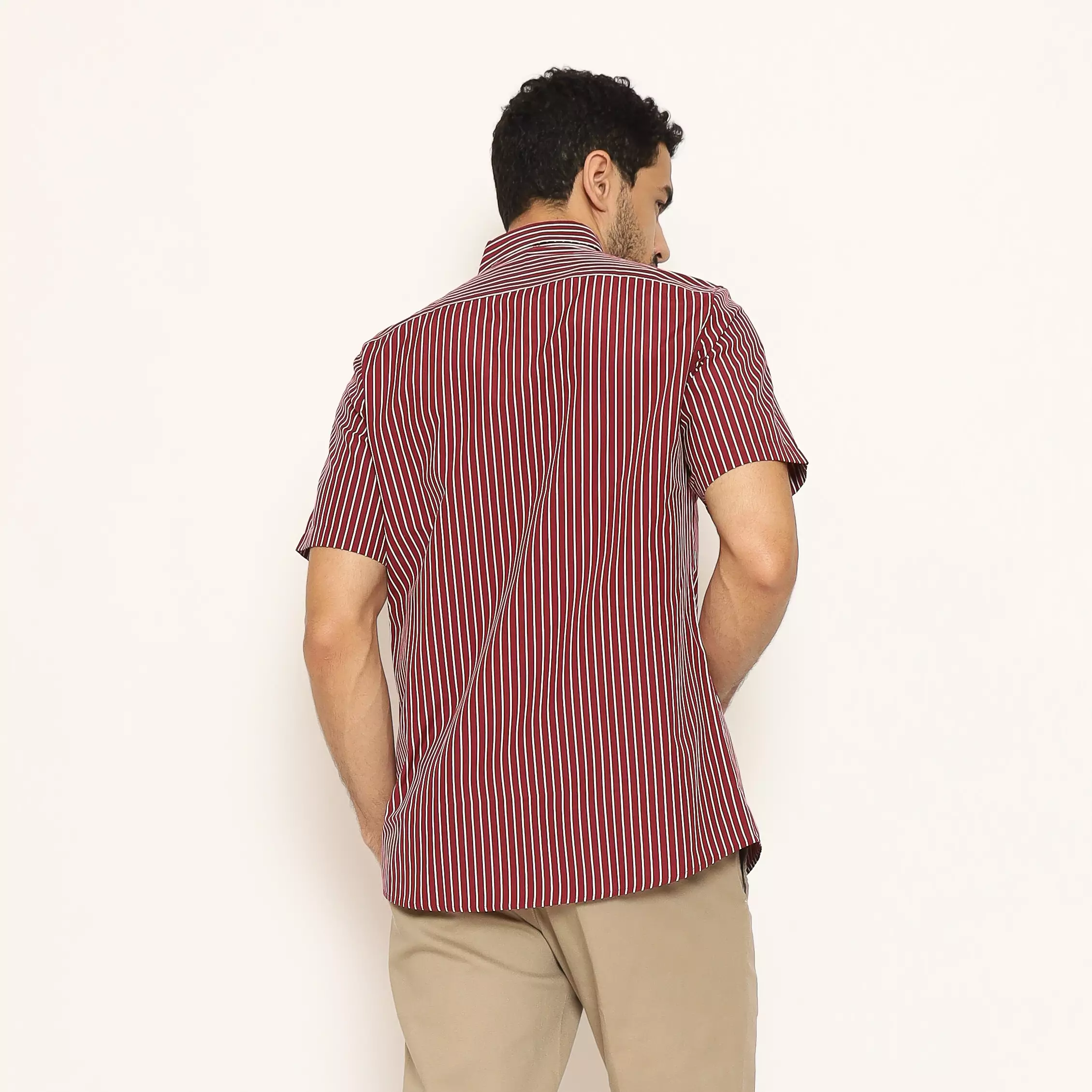 Schoeller Kemeja Pria Lengan Pendek Slim Fit Motif Garis Warna Maroon –Tiago
