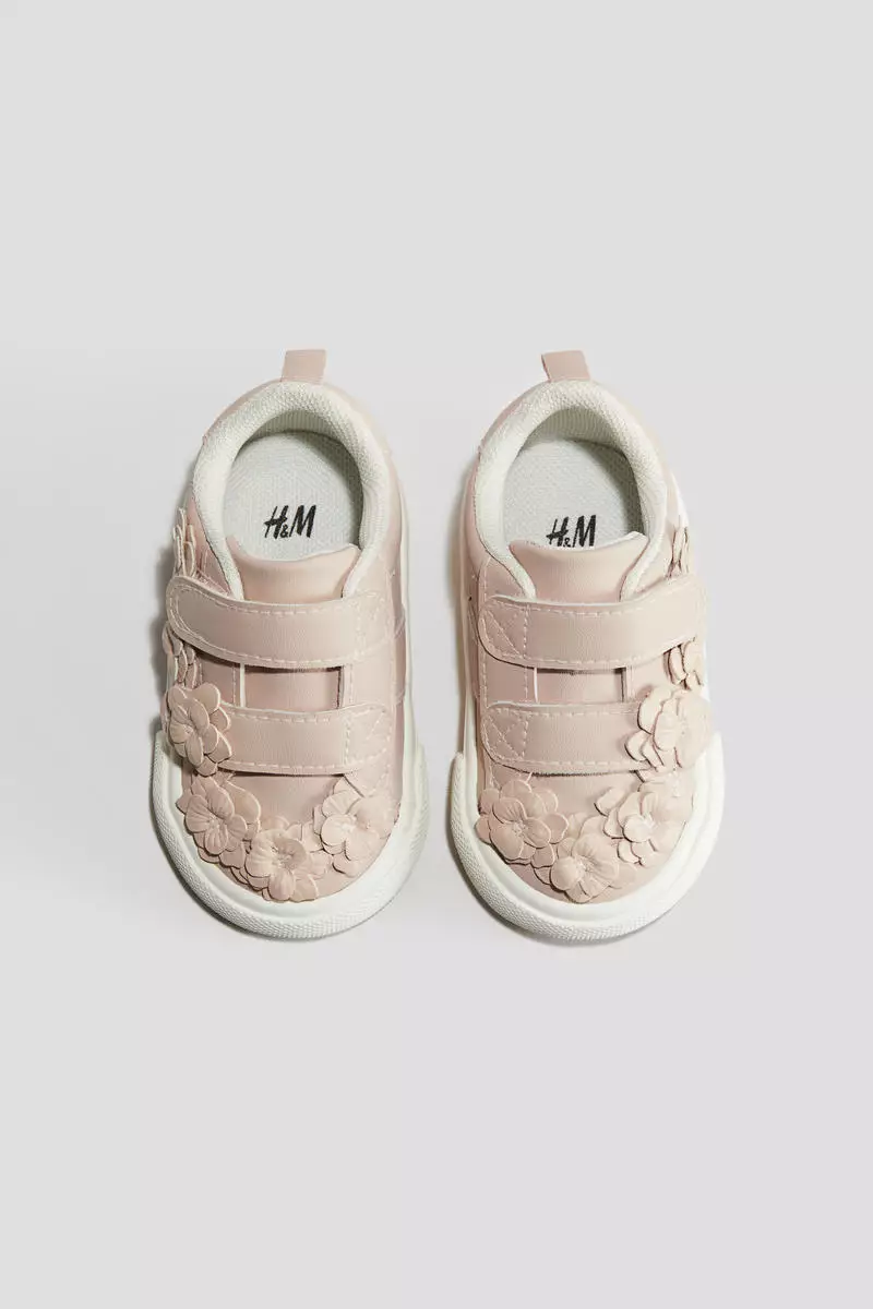 Discount on H&M  shoes - SKU: Flower-appliqué trainers