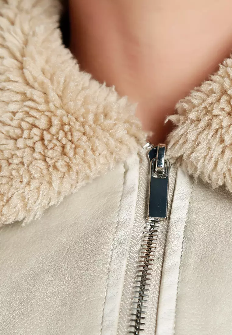 Jaket Potong Kerah Kontras Bulu Imitasi Dari Batu