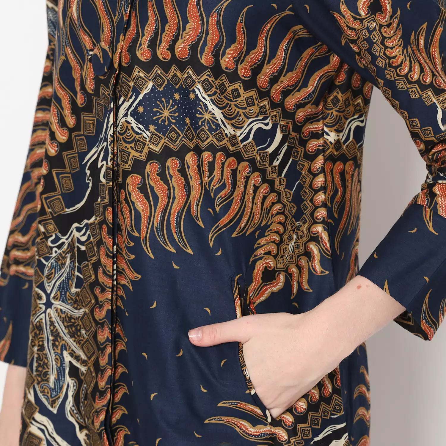 Tunik Batik Wanita Modern Tunik Kancing Lengan Panjang Warna Abu Motif Adhiyaksa