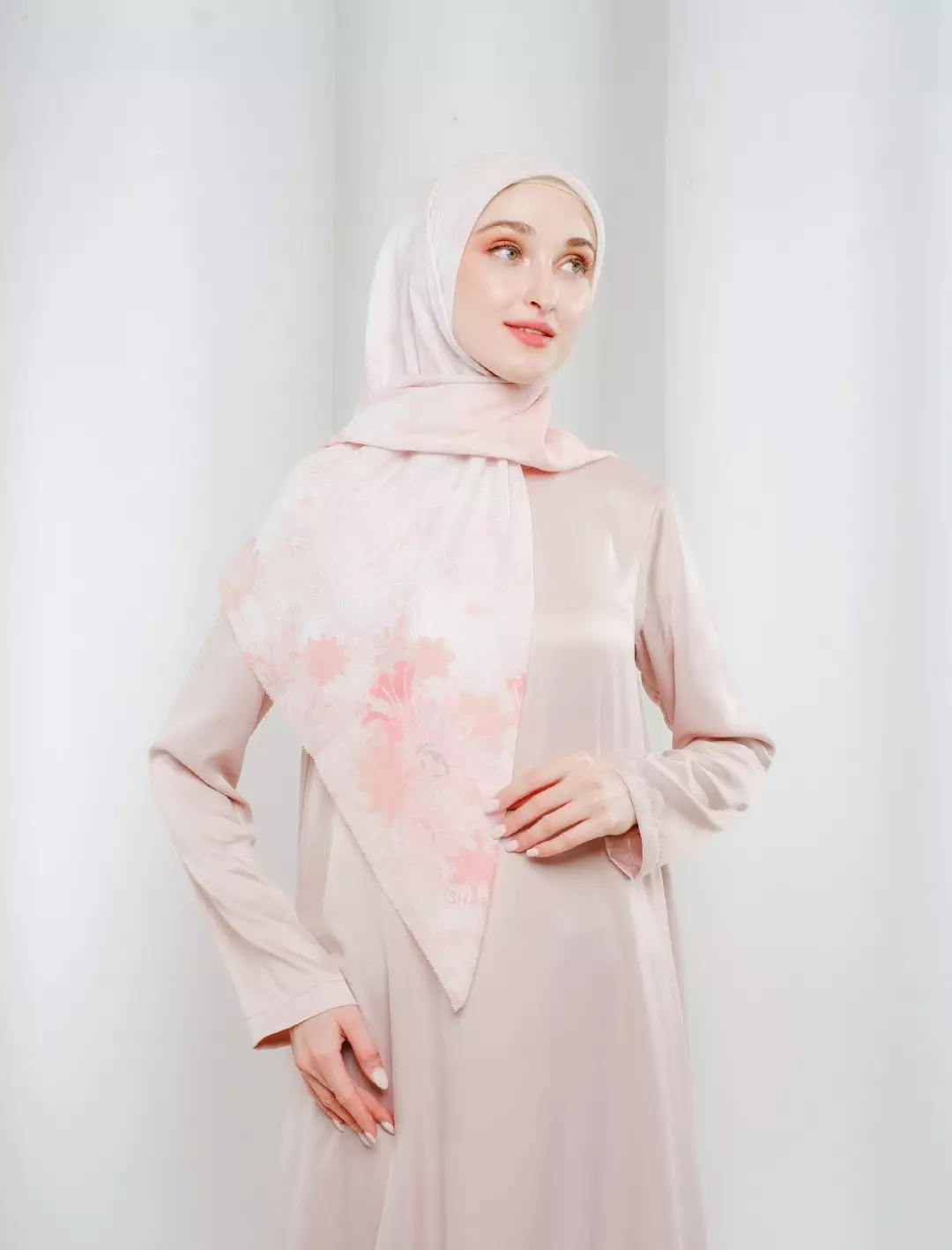 Percy Printed Scarf Light Peach | Hijab Kerudung Segi Empat Motif