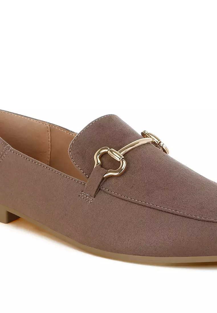 Sepatu Loafer Datar Hias Horsebit dalam Warna Taupe