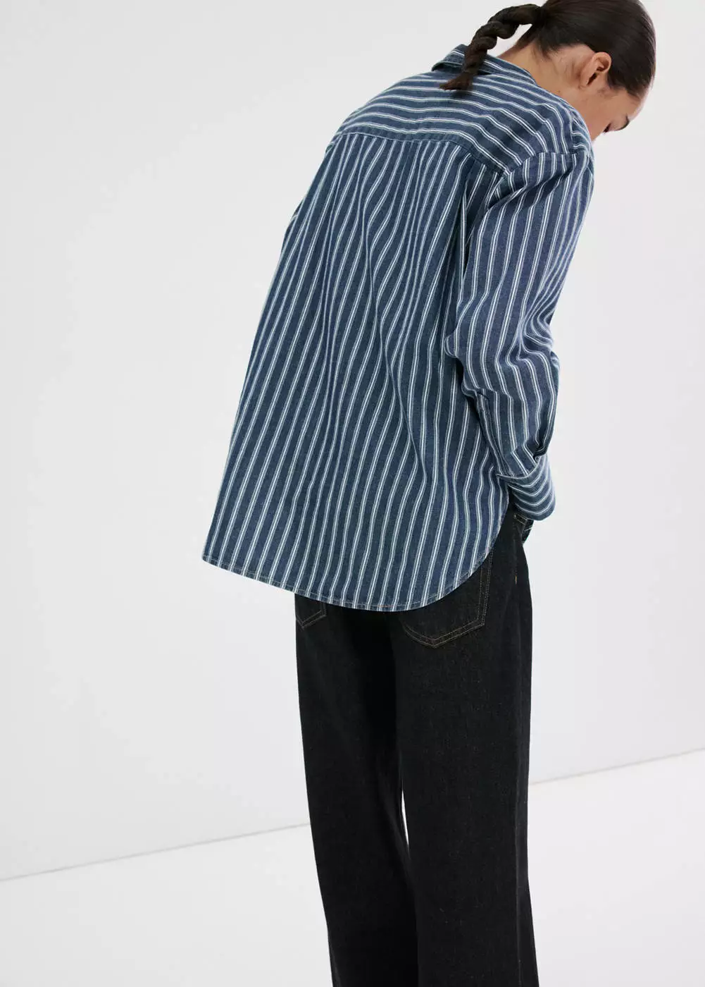 Kemeja denim motif salur