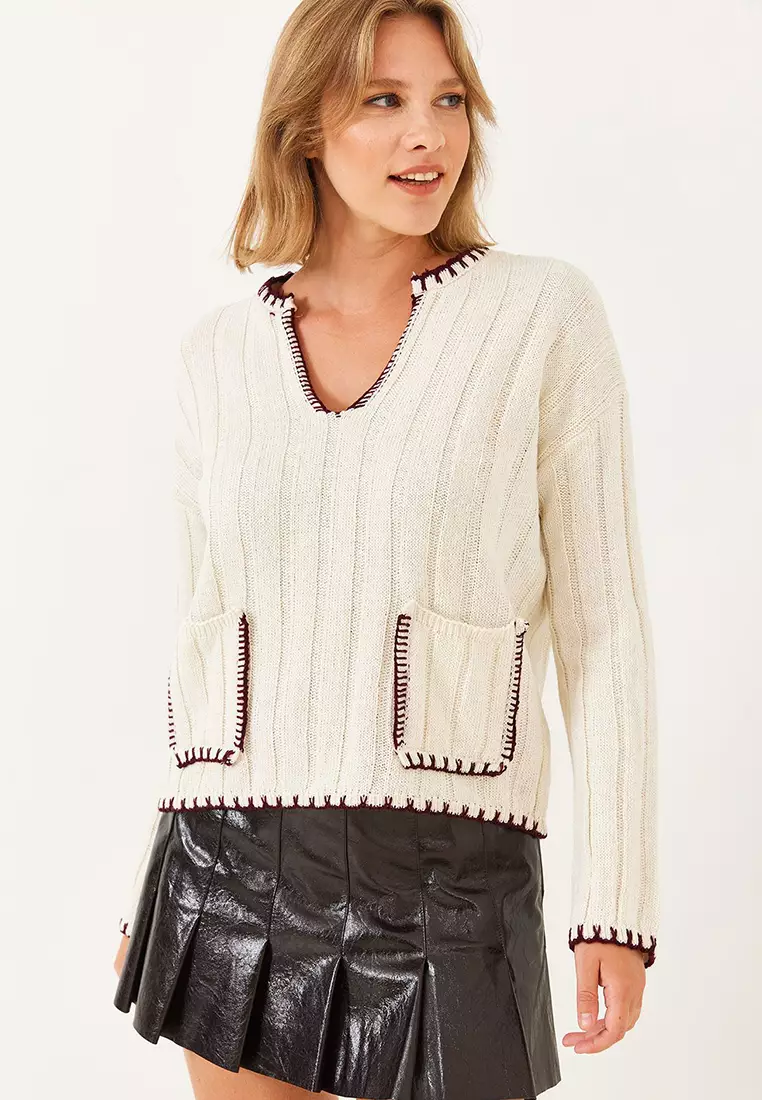 Women's V-Neck Shepherd Stitched Embroidered Detailed Pocket Knitwear Sweater 20247523