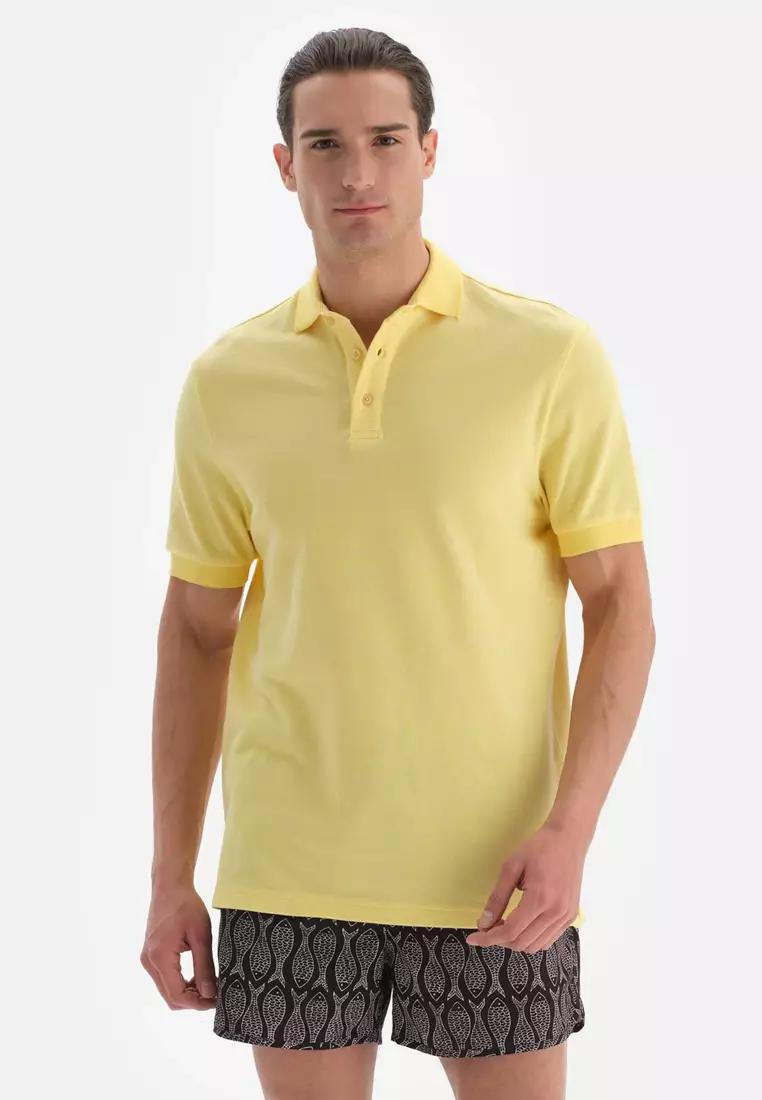 男士淺黃色 T 卹、Polo 領、短袖沙灘裝