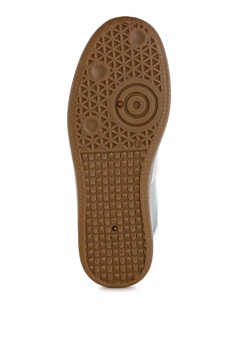 Sepatu Kets Metalik Bertali Warna Perak