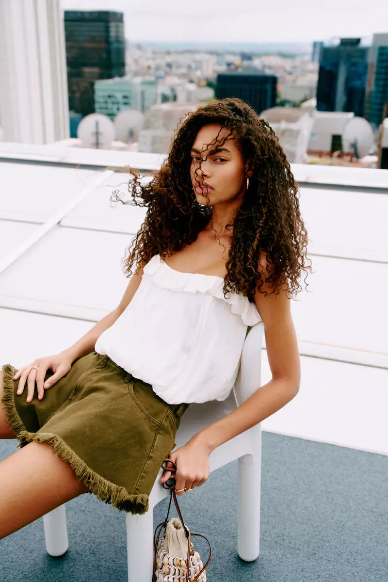 Frayed denim shorts