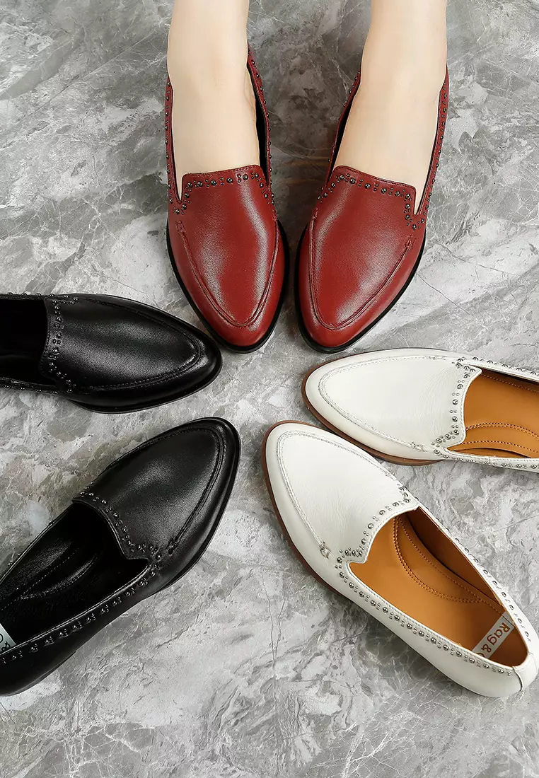 Sepatu Kulit Berhias Kancing dalam Warna Burgundy