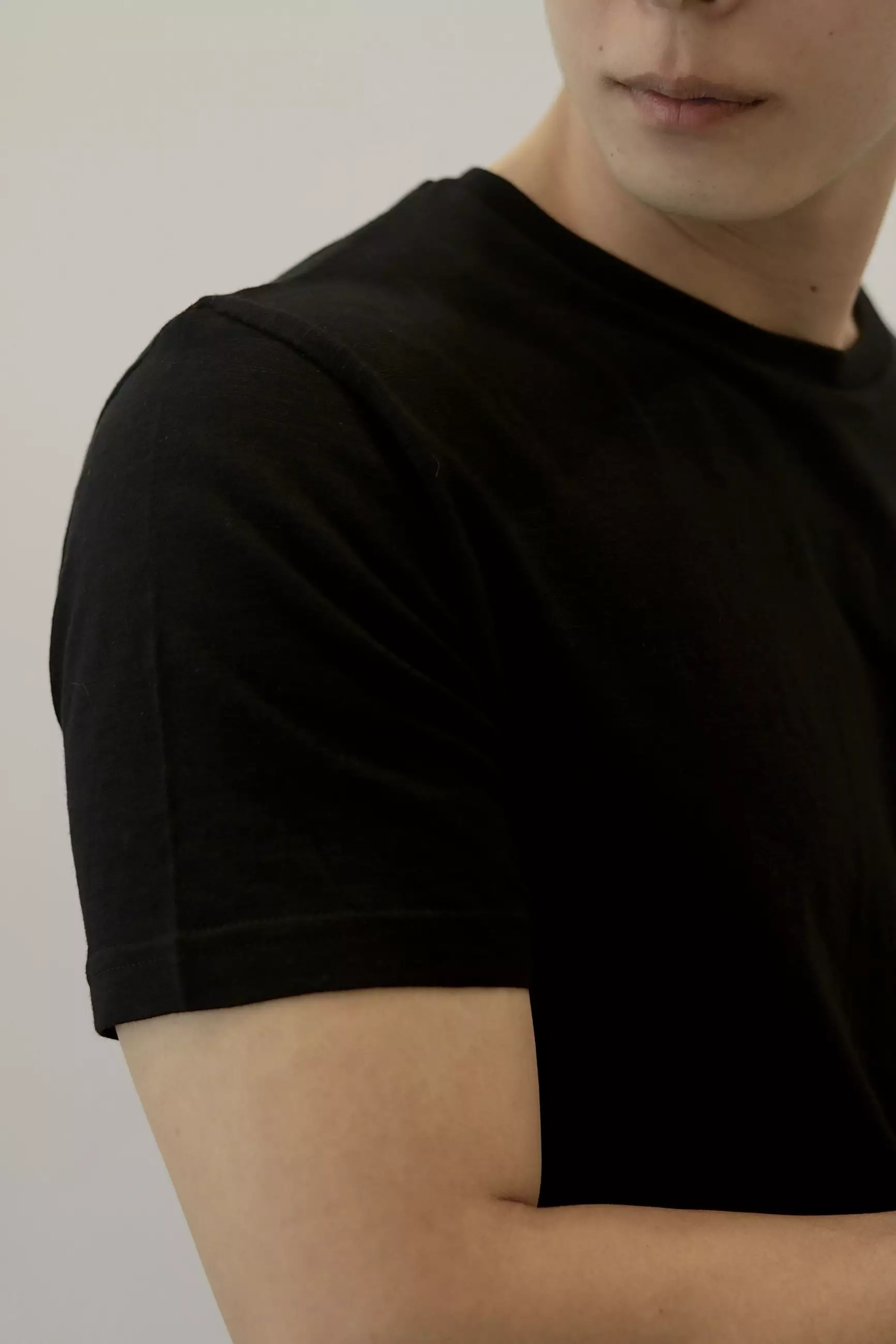 Kale T-Shirt Yovan Black Kaos Polos Hitam Pria Wanita Unisex Casual Men