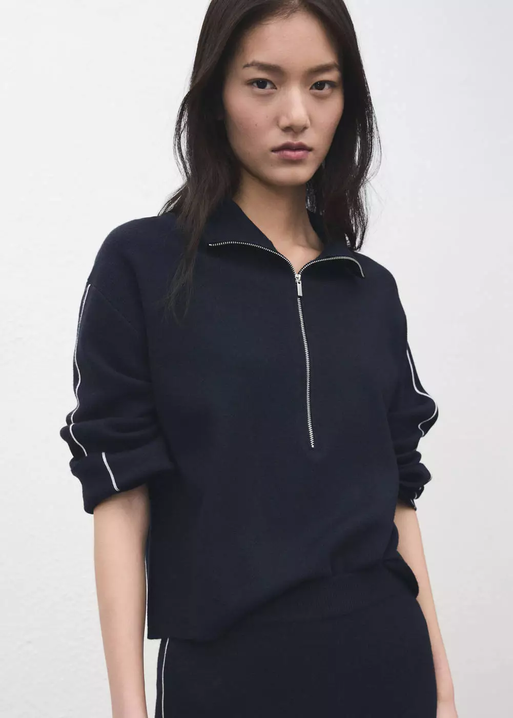 Sweater bergaris kontras dengan leher ritsleting