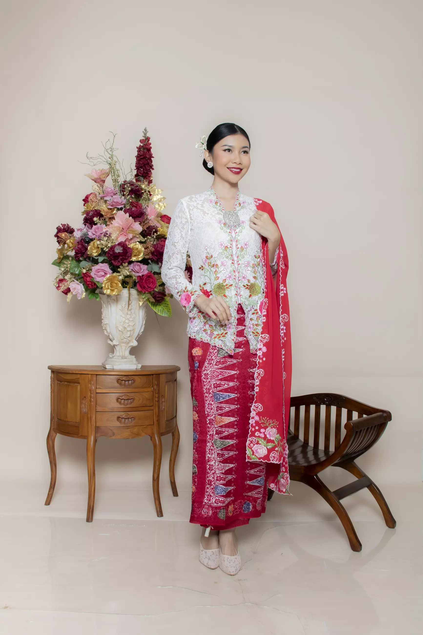 Kebaya Brokat Roses 3 Dimensi in White Color