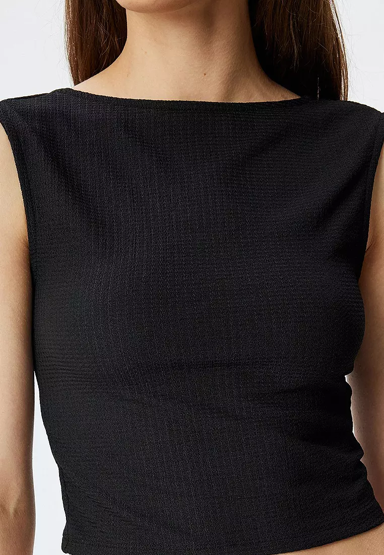 Textured Back Cleavage Detail Sleeveless Crop Top