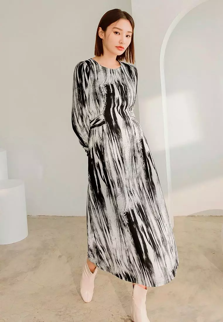 不易皺筆刷印花收腰綁帶長洋裝《DA9424》